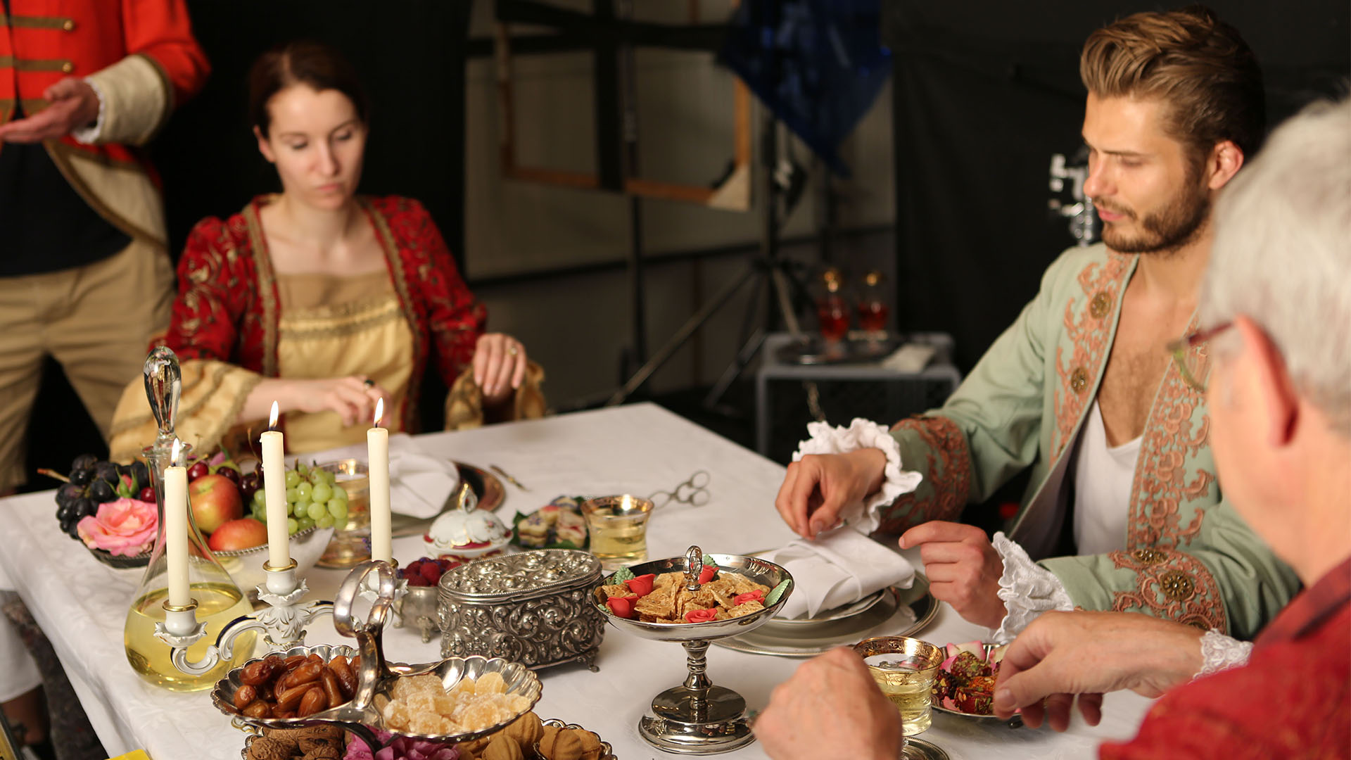 vineum bodensee Trinkkulturen Projection - altertümlich gekleidete Personen am Tisch