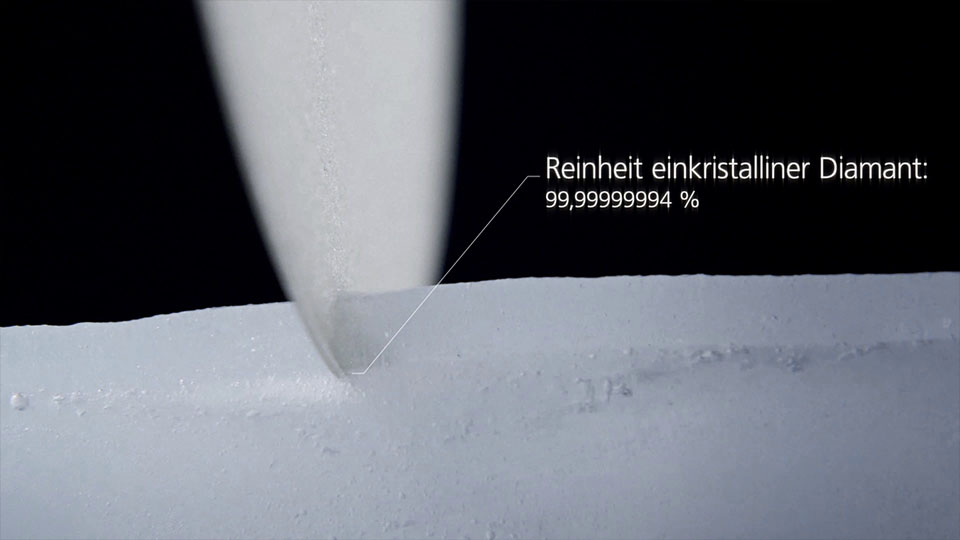 Ausschnitt aus dem Fraunhofer IAF Imagefilm - mikroansicht Diamant mit Text 