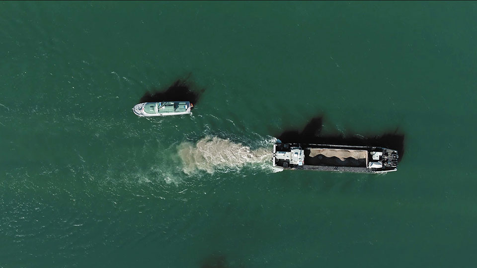 Aus der WSA Freiburg Geschiebezugabe Dokumentation - Drohnenshot Kiesboot auf dem Rhein
