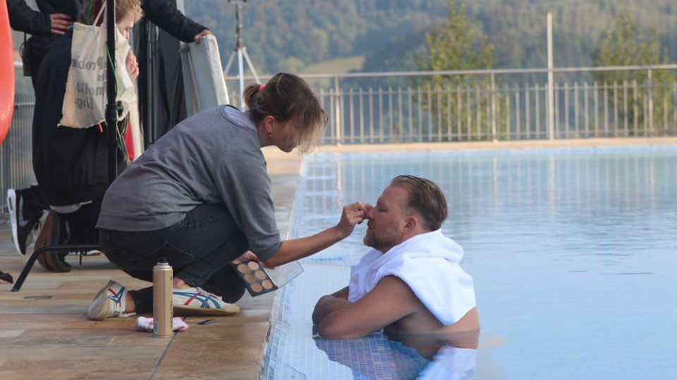 Making Of vom Mercedes-Benz Lumamania Werbespot - Darsteller im Pool wird geschminkt